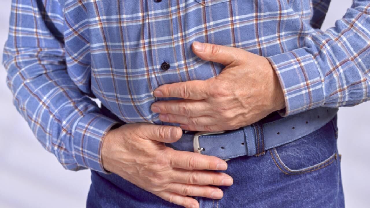 La inflamación abdominal tiene diferentes causas y una de ellas es la comida en exceso. Foto: Getty images.
