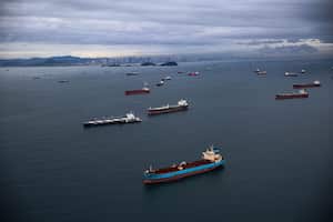 Se ven barcos en el Canal de Panamá en la Ciudad de Panamá, Panamá, el 21 de agosto de 2023. La Autoridad del Canal de Panamá ha reducido los pesos máximos de los barcos y los tránsitos diarios de los barcos para conservar agua, ofreciendo a los armadores la opción de transportar menos carga, cambiar a rutas alternativas que podrían agregar miles de millas al viaje o lidiar con colas que a principios de este mes atestaron a 160 barcos y retrasaron algunos hasta 21 días. Foto de Daniel González/Agencia Anadolu vía Getty Images)