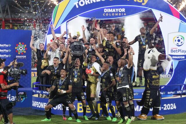 Llaneros alzando el trofeo de campeón del Torneo BetPlay 2024-l.