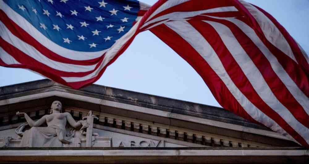 El paquete de 40.000 millones de dólares, un monto equivalente al PIB de Camerún en 2020, recibió un apoyo bipartidista raro en un Congreso con grandes divisiones.