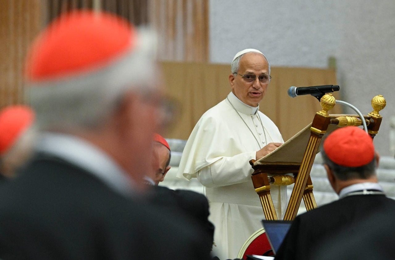 Al término del Ángelus, el papa León XIV reiteró su cercanía con Venezuela, tras ser afectada por dos violentos terremotos que ha causado, hasta ahora, más de 1400 víctimas. El Pontífice elevó sus oraciones por los fallecidos, renovó su cercanía espiritual a los familiares, al tiempo que agradeció y alentó a quienes trabajan con generosidad en las labores de búsqueda y de asistencia.