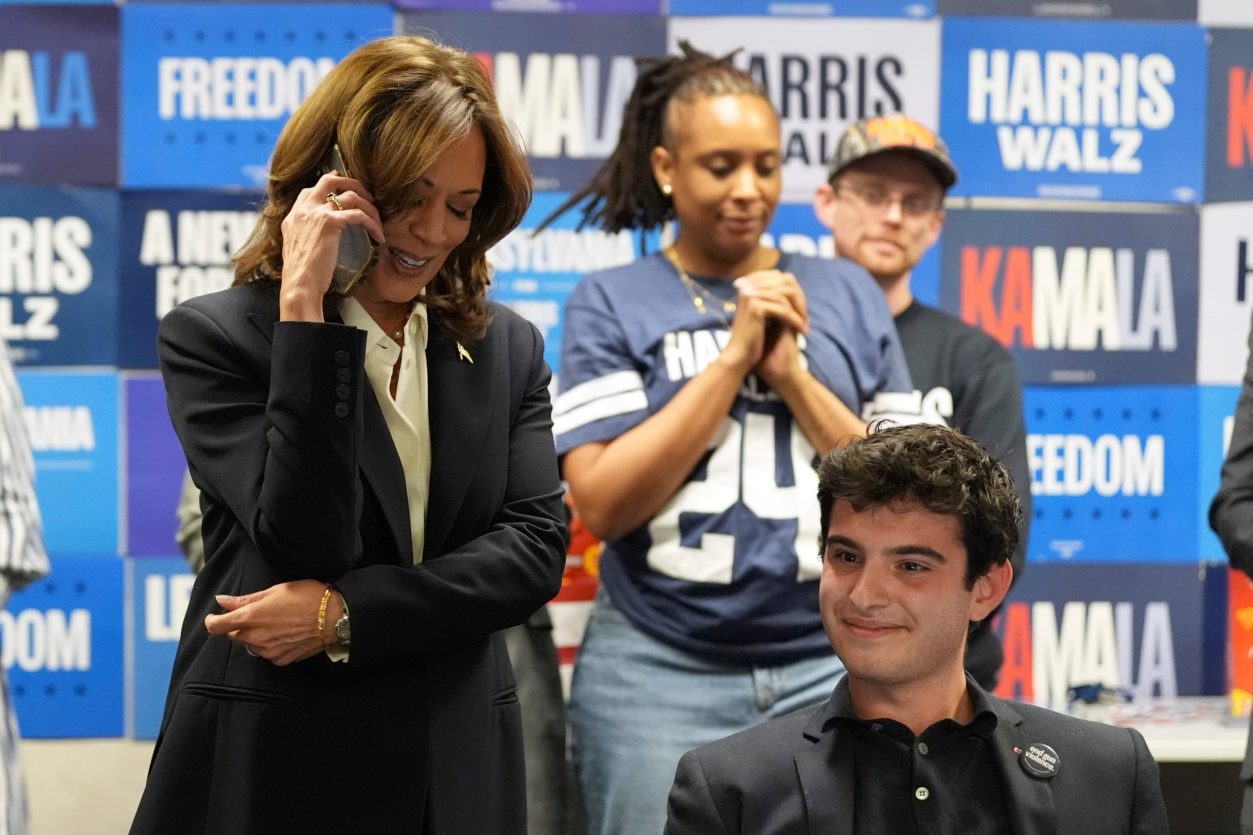 La candidata presidencial demócrata a la vicepresidenta Kamala Harris (izquierda) realiza llamadas telefónicas con voluntarios en la sede del Comité Nacional Demócrata (DNC) el día de las elecciones, el martes 5 de noviembre de 2024, en Washington. (Foto AP/Jacquelyn Martin)