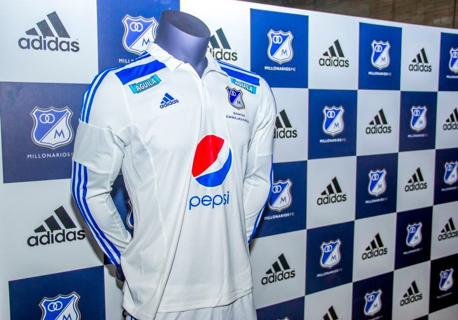 El segundo uniforme de Millonarios será blanco con vivos azules.  Foto: Carlos Bernate/SEMANA 