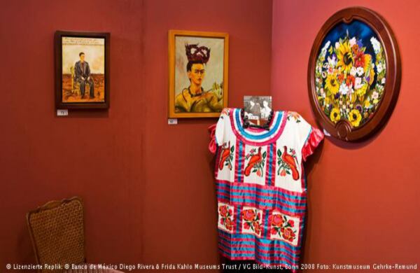 A la moda... Frida también impresionó a sus contemporáneos con su singular sentido de la moda, luciendo hermosos trajes coloridos, típicos del Estado de Oaxaca, tierra natal de su madre. En el Museo de Arte Gehrke-Remund se pueden apreciar vestidos, rebozos y joyas como las que usaba la artista.