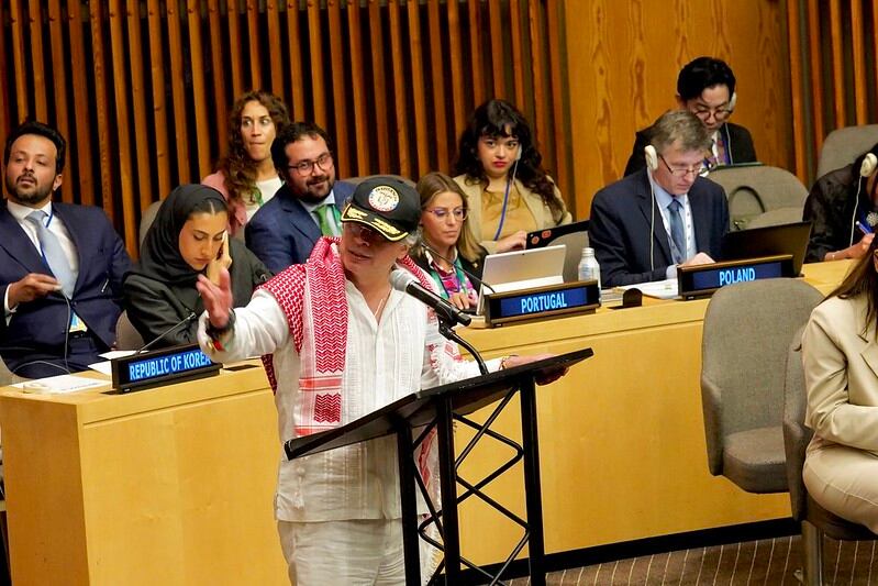 Polémica por vestimenta del presidente Gustavo Petro