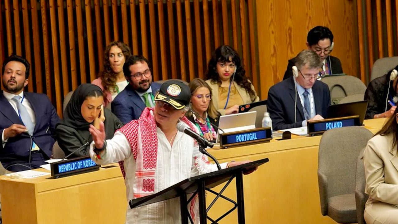 Polémica por vestimenta del presidente Gustavo Petro.