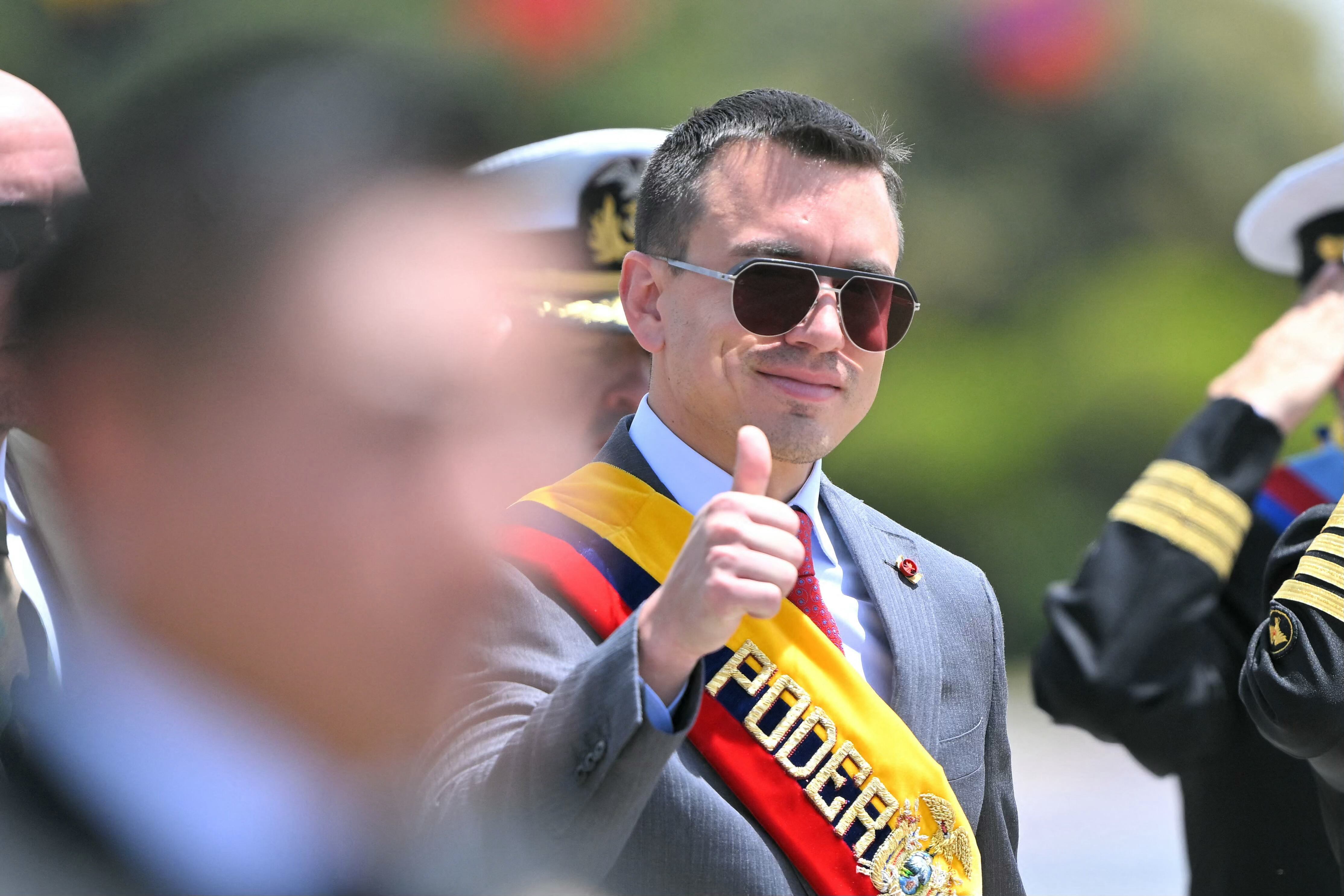 El presidente ecuatoriano, Daniel Noboa, levanta el pulgar durante una ceremonia militar para conmemorar el 215 aniversario del Primer Grito de Independencia en el Liceo Militar Eloy Alfaro en Quito el 8 de agosto de 2024. (Foto de Rodrigo BUENDIA / AFP)