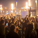 Gente bailando en una multitud en la playa de Barcelona, España, el domingo 9 de mayo de 2021. Celebraciones improvisadas tomaron las calles en distintos lugares de España cuando llegó la medianoche del sábado y expiró el estado de alarma de seis meses para contener los contagios de coronavirus, lo que levantó los toques de queda en muchas regiones. (AP foto/Emilio Morenatti)