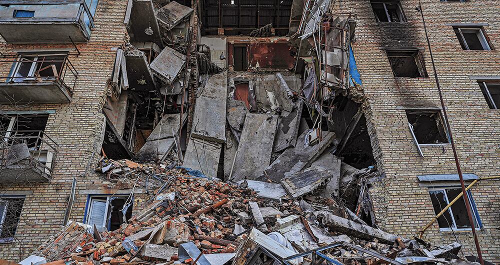 Las estructuras de la ciudad también quedaron completamente destruidas por los ataques rusos.