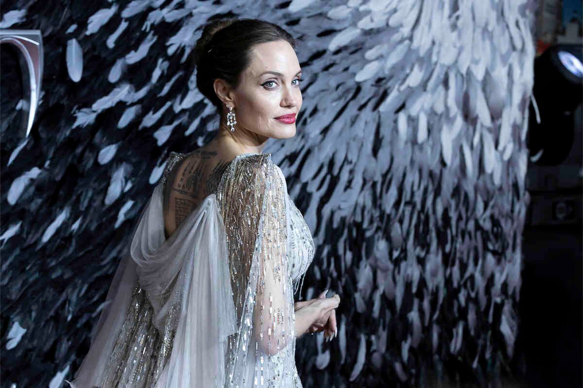 La actriz Angelina Jolie posa para los fotógrafos durante su llegada al estreno europeo de 'Maléfica: Mistress of Evil', en el centro de Londres, el miércoles 9 de octubre de 2019. (Foto de Grant Pollard / Invision / AP)
