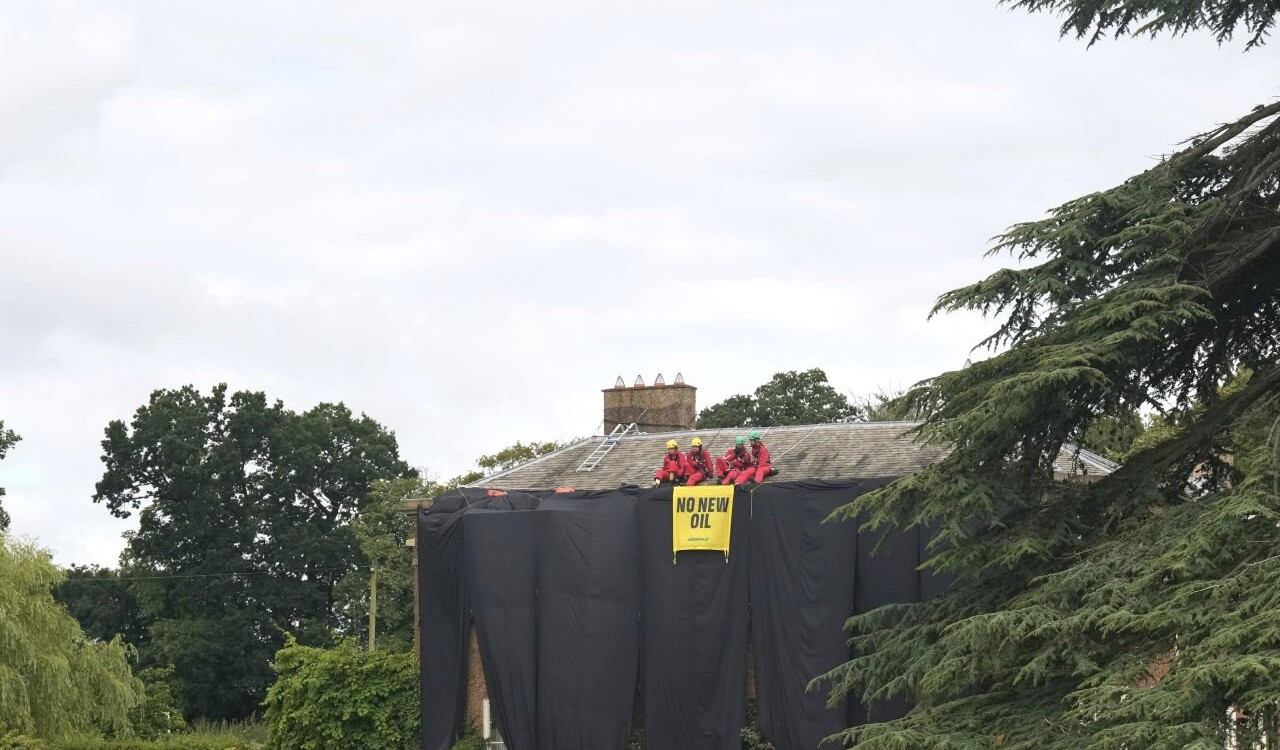 Los cuatro ambientalistas se sentaron en el borde de la casa del primer ministro británico