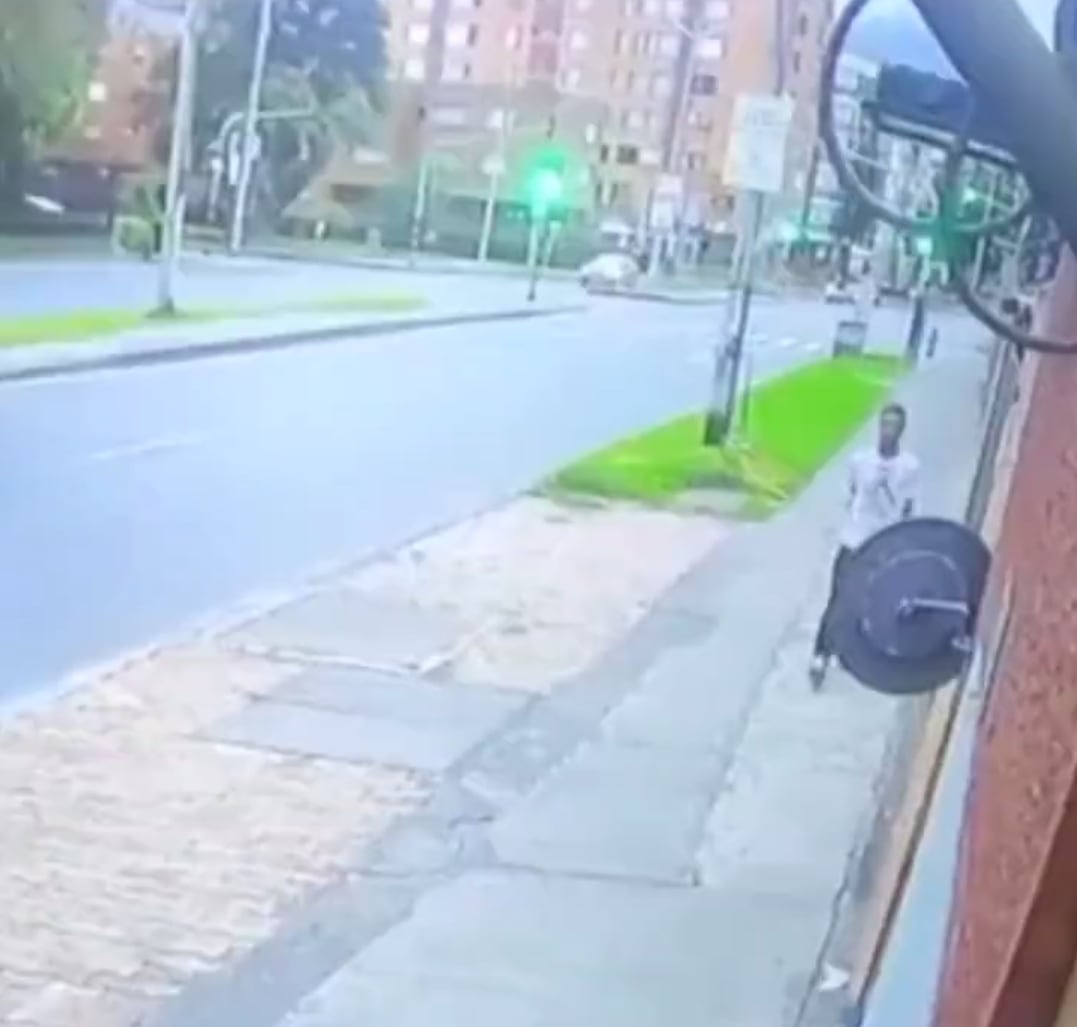 El hombre ataca a transeúntes y conductores.