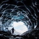 Un hombre se encuentra en una cueva glaciar en el glaciar Sardona el miércoles 27 de julio de 2022 en Vaettis, Suiza.Foto Gian Ehrenzeller/Keystone vía AP