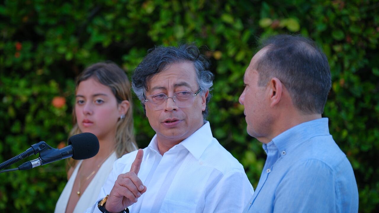 Antonella Petro, hija del presidente, Gustavo Petro (en el centro), y Antonio Sanguino, ministro de Trabajo, en Cartagena, el 29 de diciembre de 2025