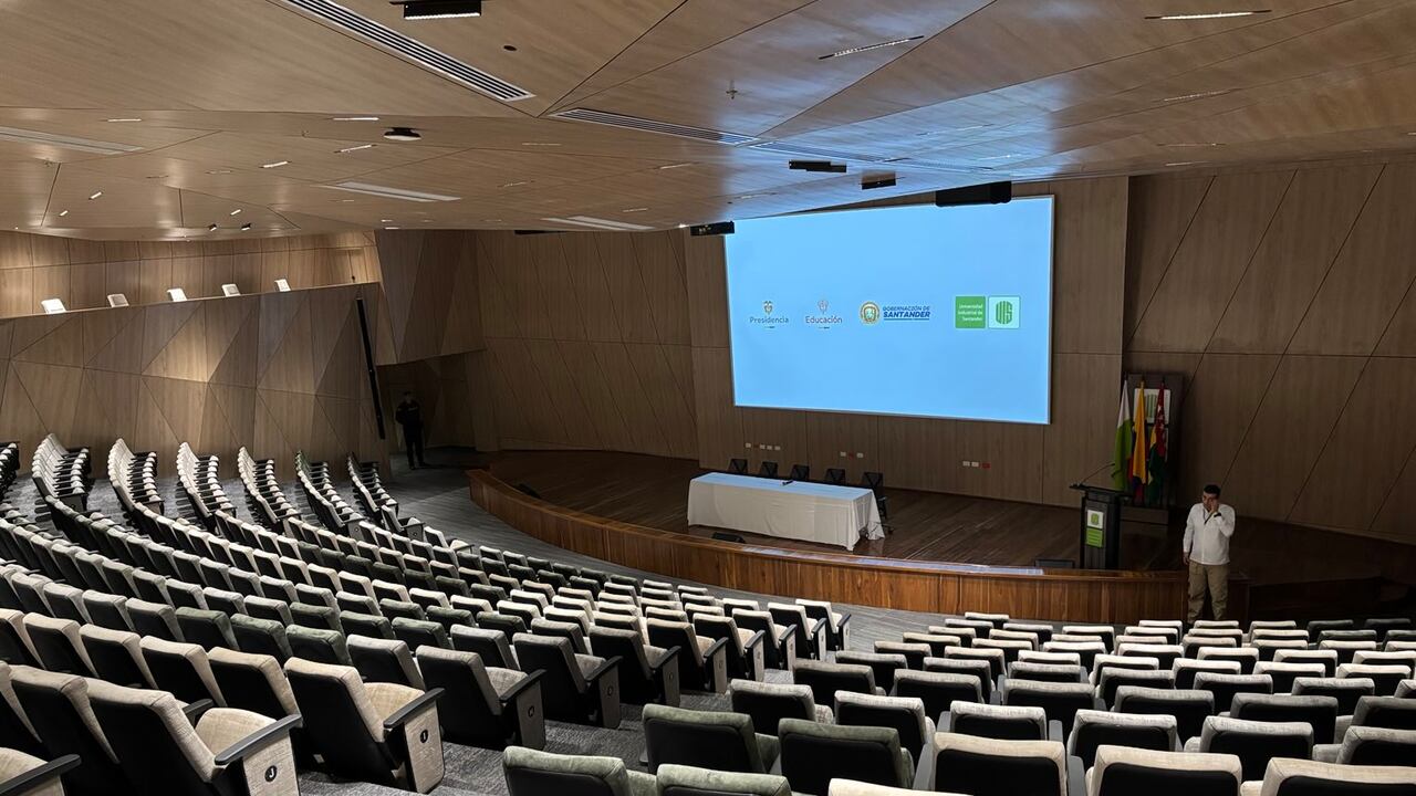 Auditorio de la UIS que entregó el presidente Petro.