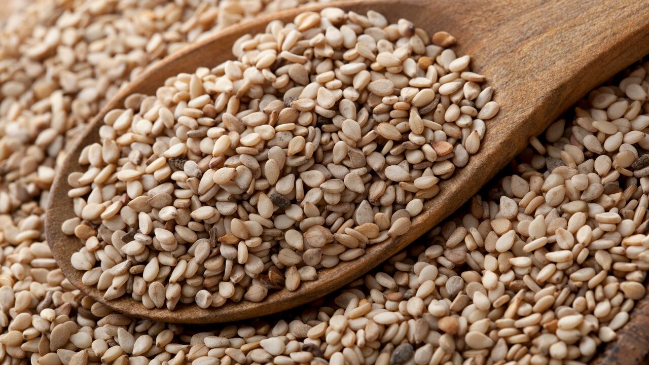 Las semillas de sésamo se caracterizan por su gran valor nutricional, siendo ricas en proteínas, ácidos grasos insaturados, calcio, magnesio vitamina E y fibras.