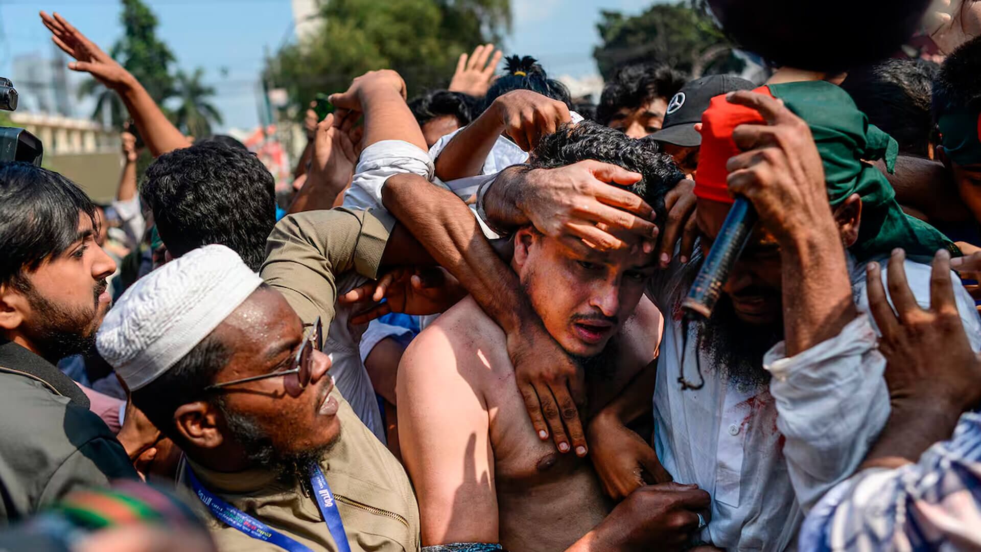 Estudiantes de movimientos contra la discriminación atacan a un partidario de la Liga Awami en Dacca, Bangladesh