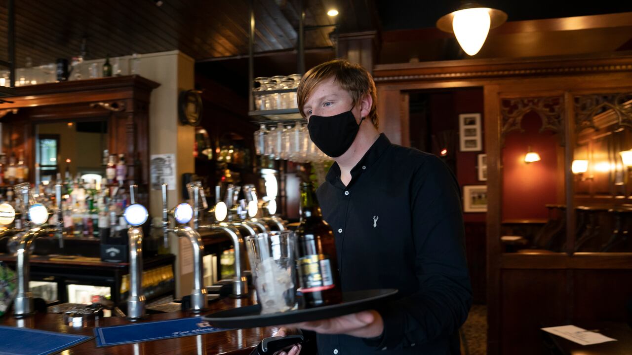 Un pub en Manchester, Inglaterra, antes de que a media noche empiecen las restricciones.