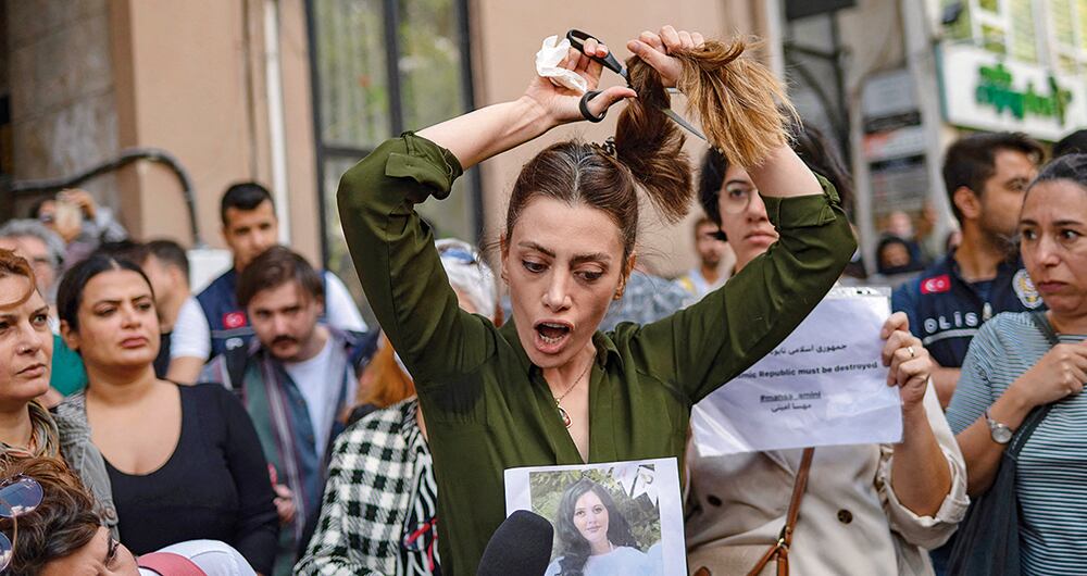 Alrededor del mundo, mujeres musulmanas se cortaron el pelo en símbolo de protesta contra las leyes islámicas.