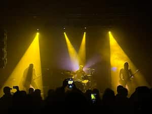 Russian Circles se tomó Bogotá la noche del 10 de abril de 2024, desde el Auditorio Fernando Sor, que le respondió al público y a la banda. Hizo calor, porque música así no da mucha más opción.