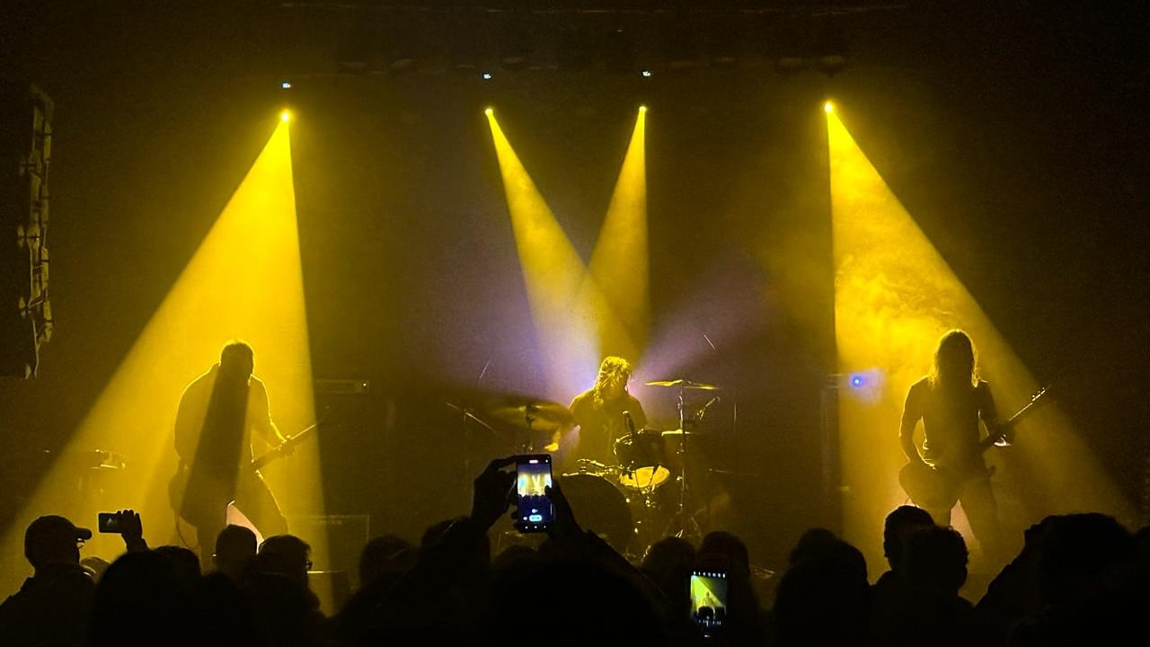 Russian Circles se tomó Bogotá la noche del 10 de abril de 2024, desde el Auditorio Fernando Sor, que le respondió al público y a la banda. Hizo calor, porque música así de intensa no da mucha más opción.