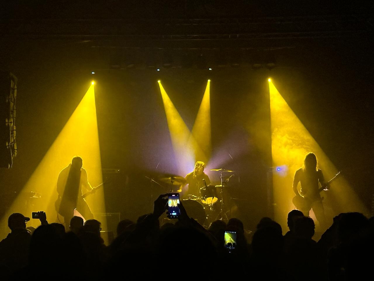 Russian Circles se tomó Bogotá la noche del 10 de abril de 2024, desde el Auditorio Fernando Sor, que le respondió al público y a la banda. Hizo calor, porque música así de intensa no da mucha más opción.