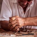 Vallejo llega todos los días al Centro Cultural del Magdalena, donde habla con la madera.