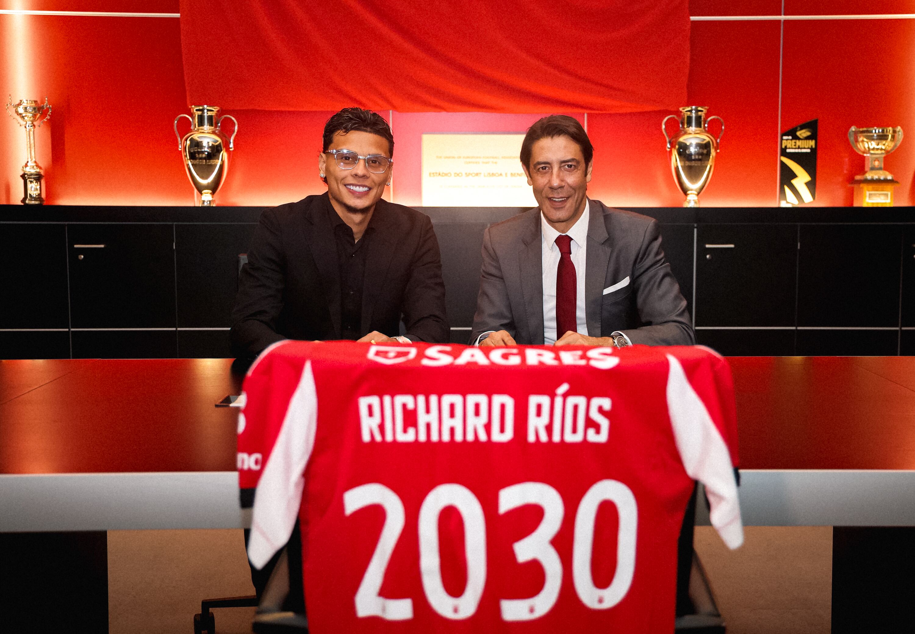 Richard Ríos fue presentado en Benfica