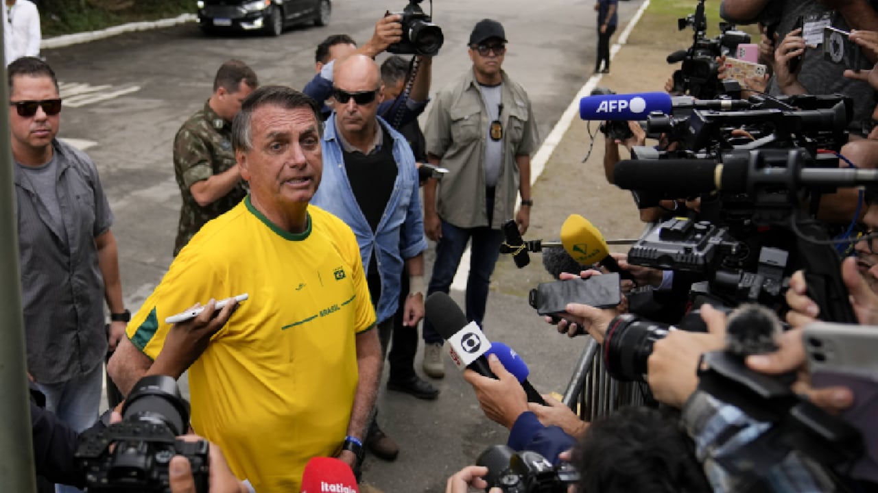 Bolsonaro pide a los brasileños no creer que todo cambio es positivo, y pone como ejemplos a Colombia, Chile y Argentina.