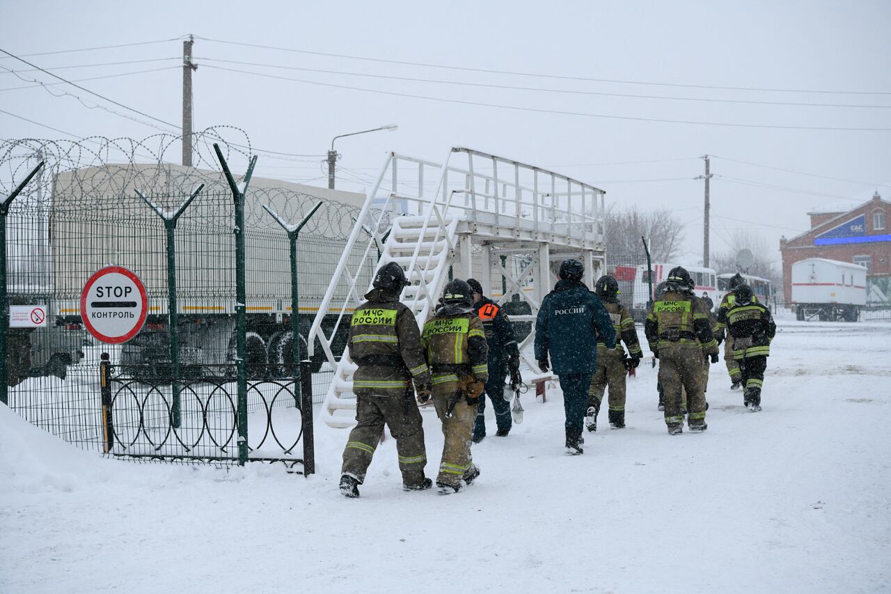 Investigadores y rescatistas llegan a la mina de carbón de Listvyazhnaya en la región de Kemerovo cerca de la ciudad de Belovo después de un accidente el 25 de noviembre de 2021. - Al menos 11 personas murieron y decenas siguen desaparecidas bajo tierra después de un accidente en la mina de carbón de Listvyazhnaya, dijeron las autoridades. Había 285 personas dentro de la mina cuando ocurrió el accidente, dijo el gobernador local Sergei Tsivilev en Telegram. (Foto de Alexander PATRIN / AFP)