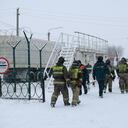 Investigadores y rescatistas llegan a la mina de carbón de Listvyazhnaya en la región de Kemerovo cerca de la ciudad de Belovo después de un accidente el 25 de noviembre de 2021. - Al menos 11 personas murieron y decenas siguen desaparecidas bajo tierra después de un accidente en la mina de carbón de Listvyazhnaya, dijeron las autoridades. Había 285 personas dentro de la mina cuando ocurrió el accidente, dijo el gobernador local Sergei Tsivilev en Telegram. (Foto de Alexander PATRIN / AFP)