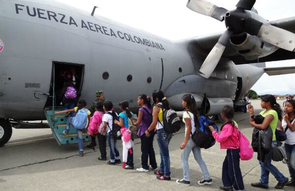 En el avión Hércules de la Fuerza Aerea, los 72 niños indigenas del cauca viajaron a Bogotá.