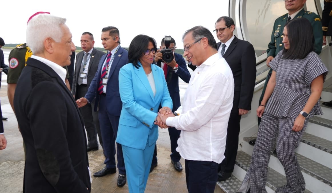 Imagen de uno de los últimos encuentros entre Gustavo Petro (camisa blanca) Delcy Rodríguez (traje azul claro).