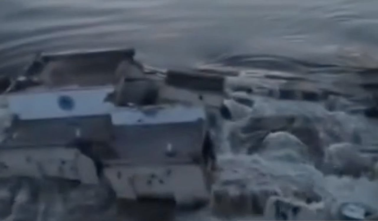 La potencia del agua arrasó varias casas cercanas a la represa de Kajovka