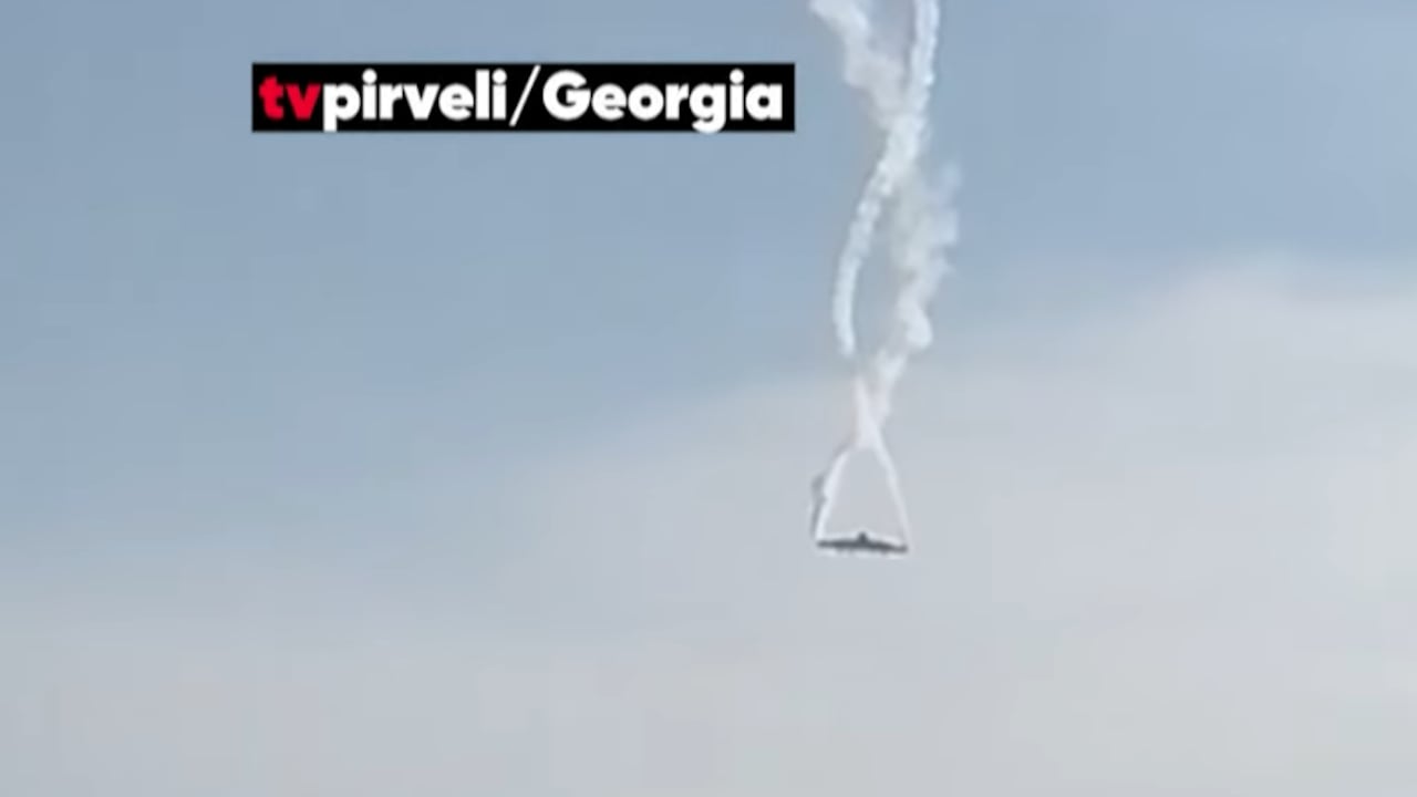 Las imágenes del siniestro de un avión militar en Georgia