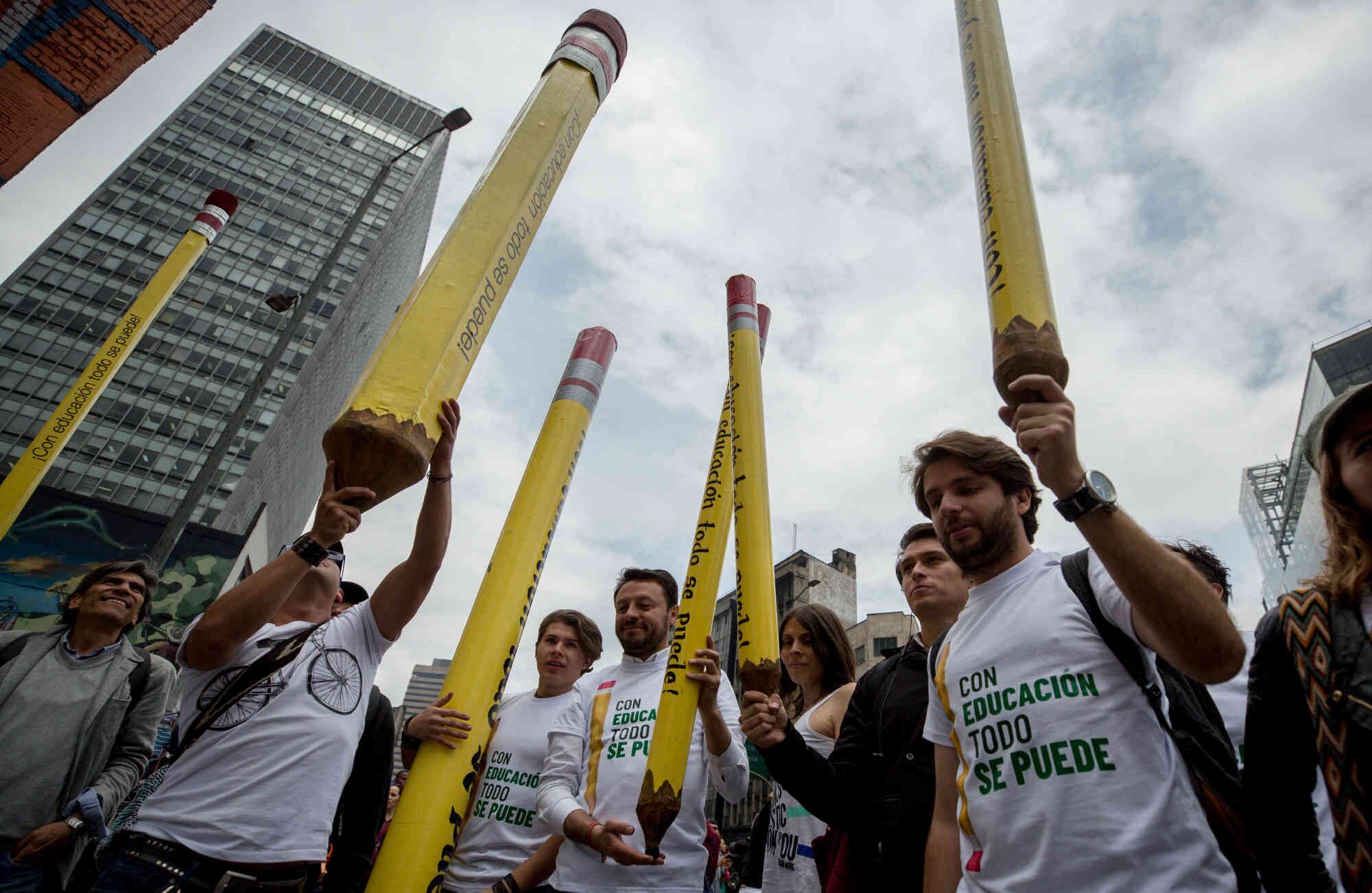 Uno de los argumentos que han destacado quienes se movilizan hoy es que el recurso que el Estado debería asignar a la educación pública superior. Foto Daniel Reina / SEMANA