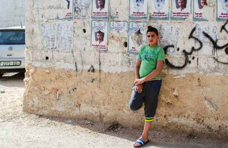 En el campo de refugiados de Qalandia, las calles están invadidas por carteles que piden por los mártires Eisa Asaf y Anan Mohammed Abuhabseh, quienes murieron a manos de los militares israelíes el 22 de diciembre del 2015.