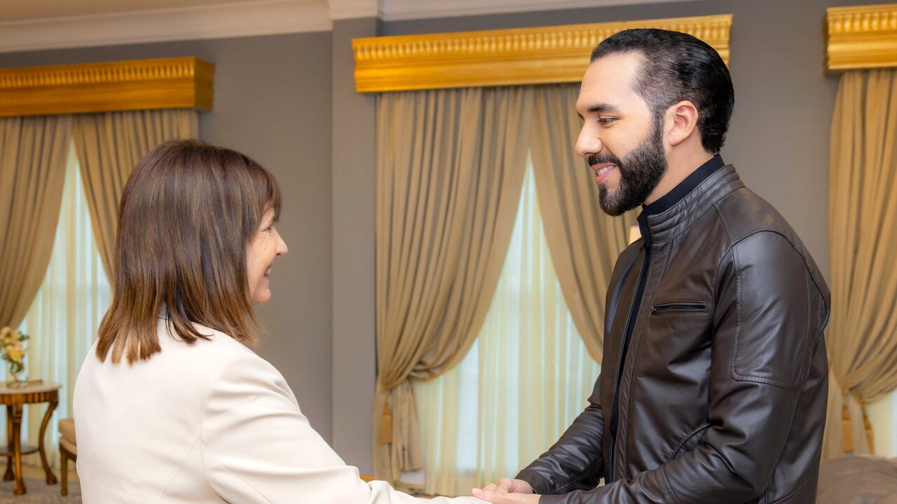 Esta fotografía publicada por la oficina de prensa de la Presidencia de El Salvador muestra al presidente de El Salvador, Nayib Bukele (derecha), estrechando la mano de la ministra de Seguridad de Argentina, Patricia Bullrich, durante una reunión en la casa presidencial de San Salvador el 18 de junio de 2024.