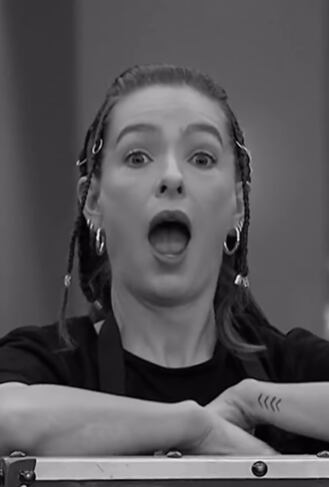 Michelle Rouillard es salvada por sus compañeros y sube al balcón.