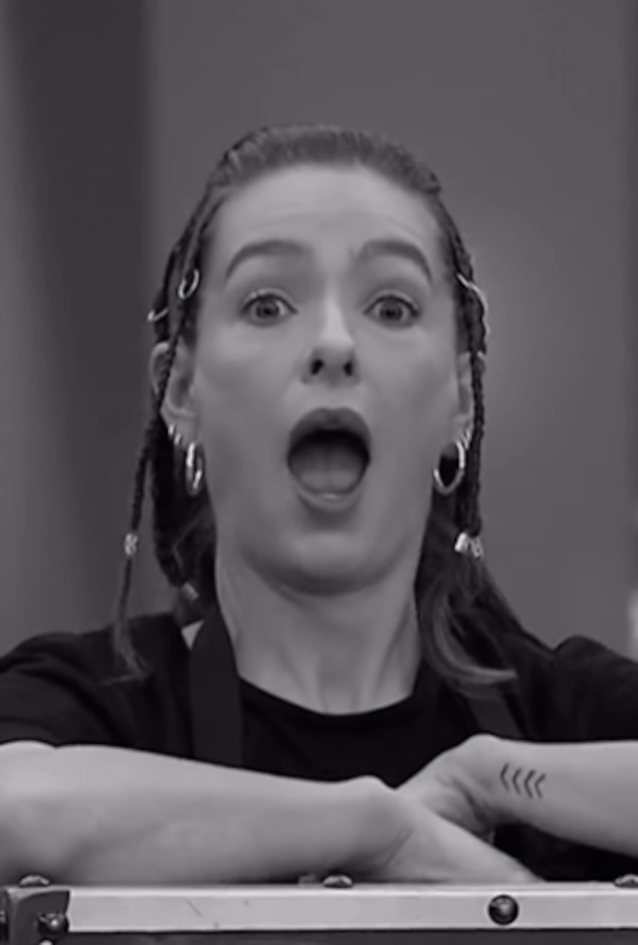 Michelle Rouillard es salvada por sus compañeros y sube al balcón.