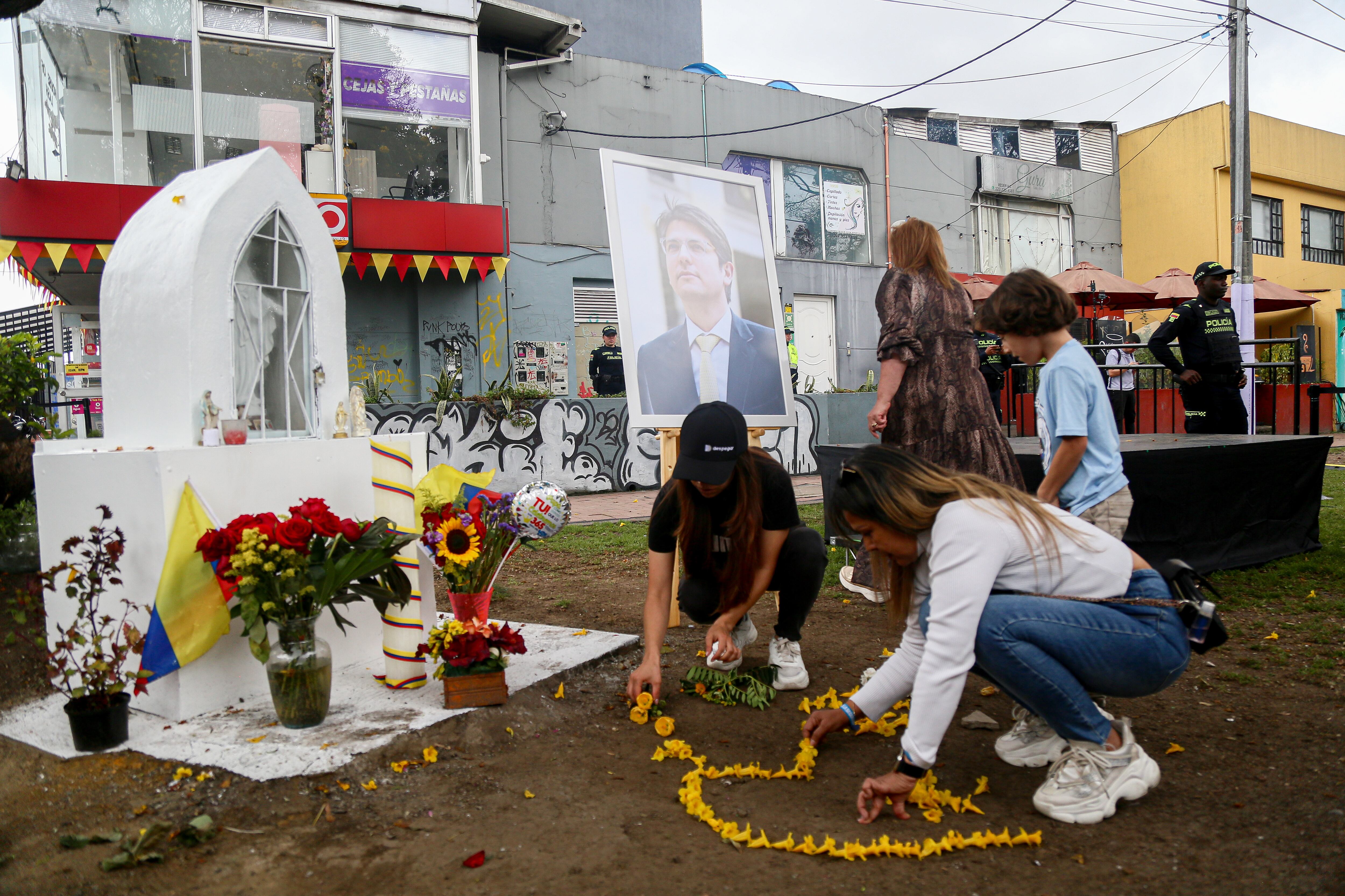 El expresidente Álvaro Uribe Vélez, acompañado del partido Centro Democrático, visitó el lugar en el que el Senador Miguel Uribe Turbay sufrió el atentado que ocasionó su muerte.