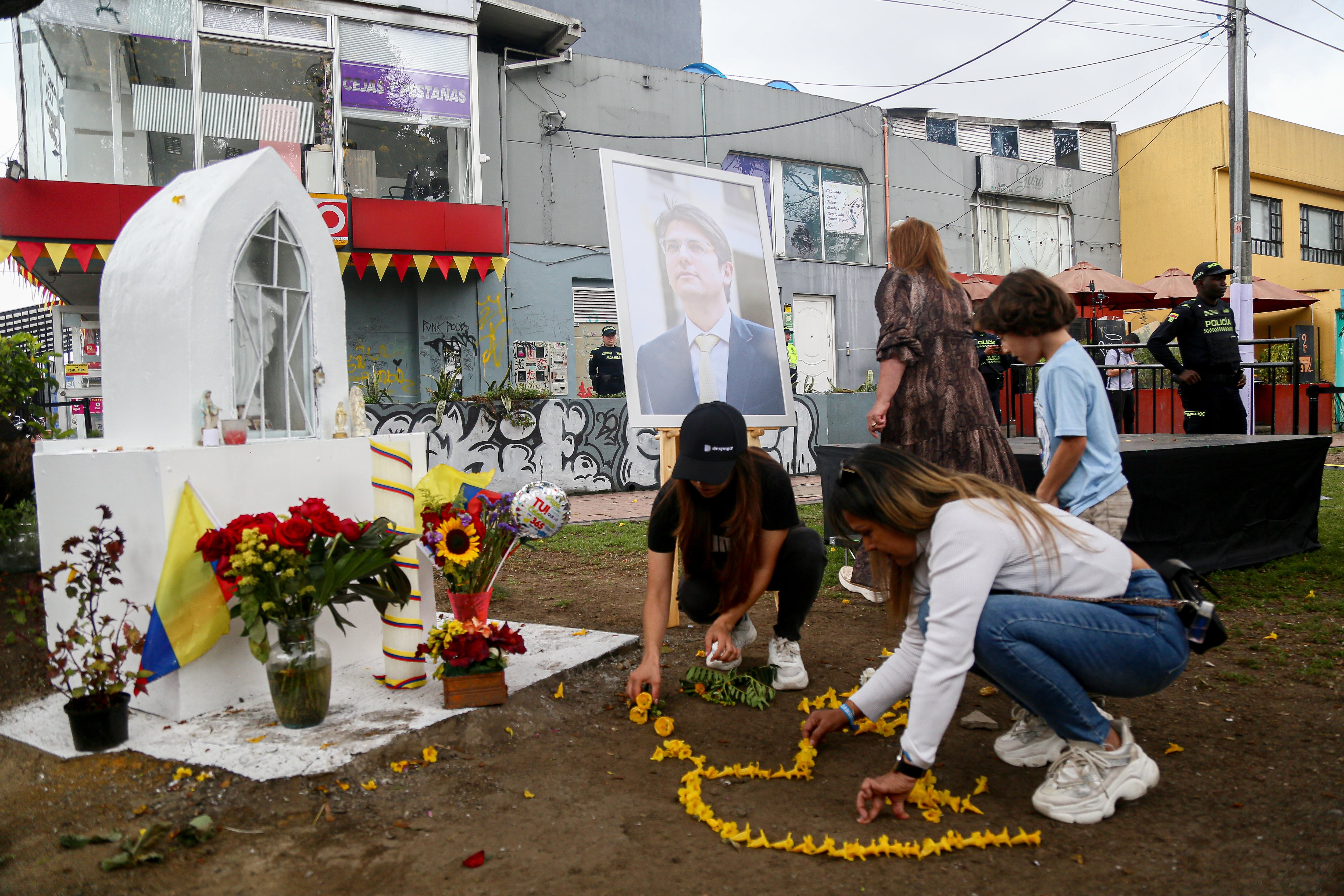 El expresidente Álvaro Uribe Vélez, acompañado del partido Centro Democrático, visitó el lugar en el que el Senador Miguel Uribe Turbay sufrió el atentado que ocasionó su muerte.