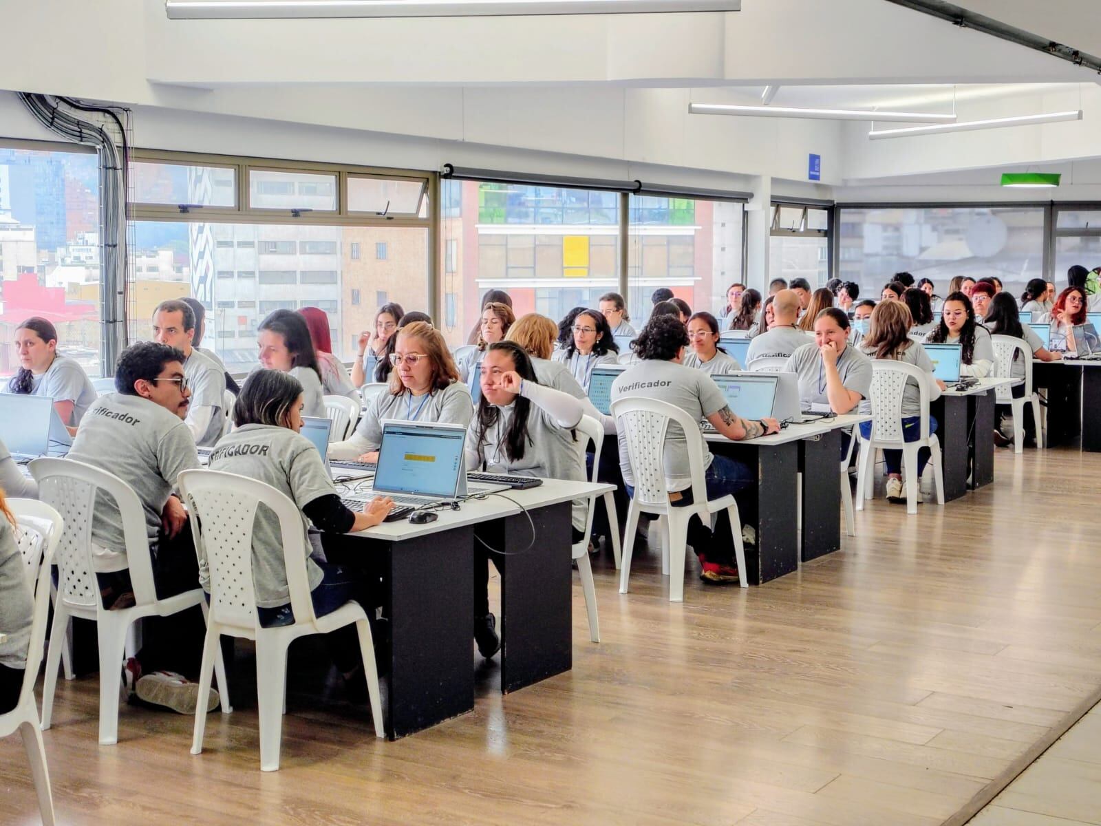 La Registraduría también apoya la jornada con su personal logístico y administrativo, integrado por aproximadamente 45.000 contratistas y supernumerarios.