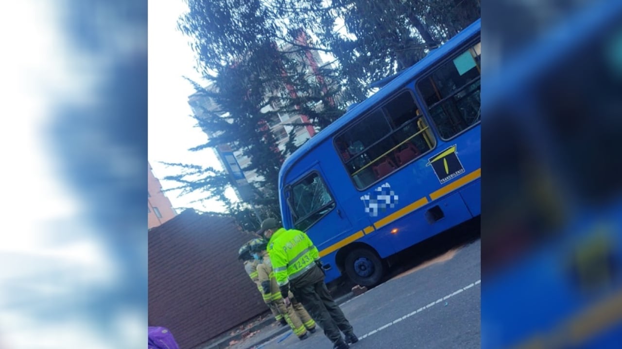 Cuatro hombres, sacaron cuchillos y un arma de fuego, intimidaron a los ocho pasajeros y les robaron celulares, billeteras y otras pertenencias.