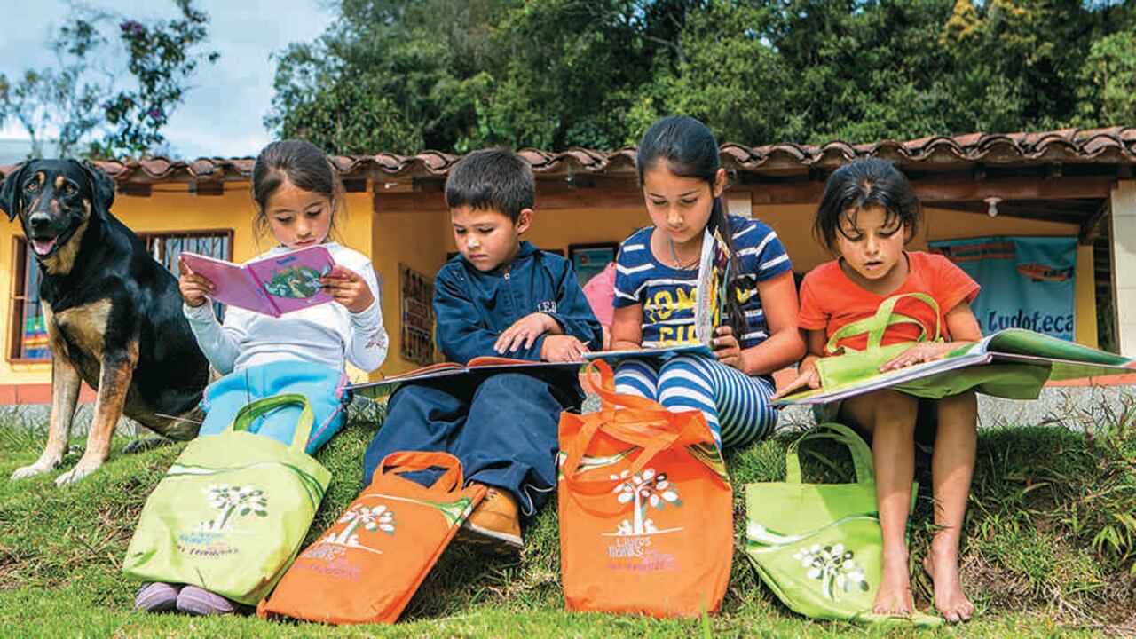 Comfenalco presta atención integral a las familias envigadeñas. Entre sus actividades está el fomento a la lectura en áreas rurales.