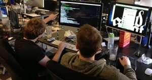 9. Ingeniero de Software (Principal): Con la evolución de internet y las crecientes necesidades tecnológicas, no sólo que se anticipen a los nuevos desarrollos, sino que satisfagan las nuevas necesidades, los equipos de Software, a nivel mundial, siempre estarán en incremento. Monster hace la sugerencia que esta profesión, especialmente el cargo superior, tiene una buena paga que alcanzaría los US$ 115.000 al año mientras el 48% han sentido estrés en su ejercicio. En Colombia, un profesional de este tipo y en este cargo, puede alcanzar, en promedio, un salario desde los $4 millones mensuales.