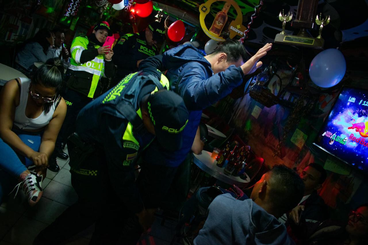 * Más de 60 unidades de la Policía y cerca de 40 servidores públicos, se tomaron los sectores de María Paz, Llano Grande y la Av. Primera de Mayo en Kennedy, Nueva Roma y Santa Rosa en San Cristóbal.