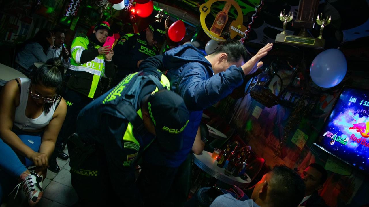 Las autoridades incautaron 11 armas blancas, además 53 botellas de licor adulterado.