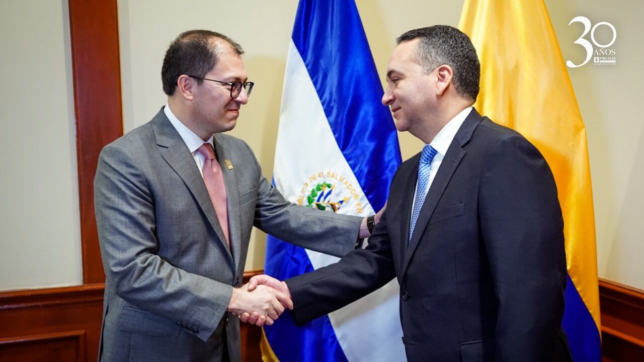El fiscal Barbosa (a la izquierda) se reunió con su homólogo en El Salvador, Rodolfo Delgado (a la derecha).
