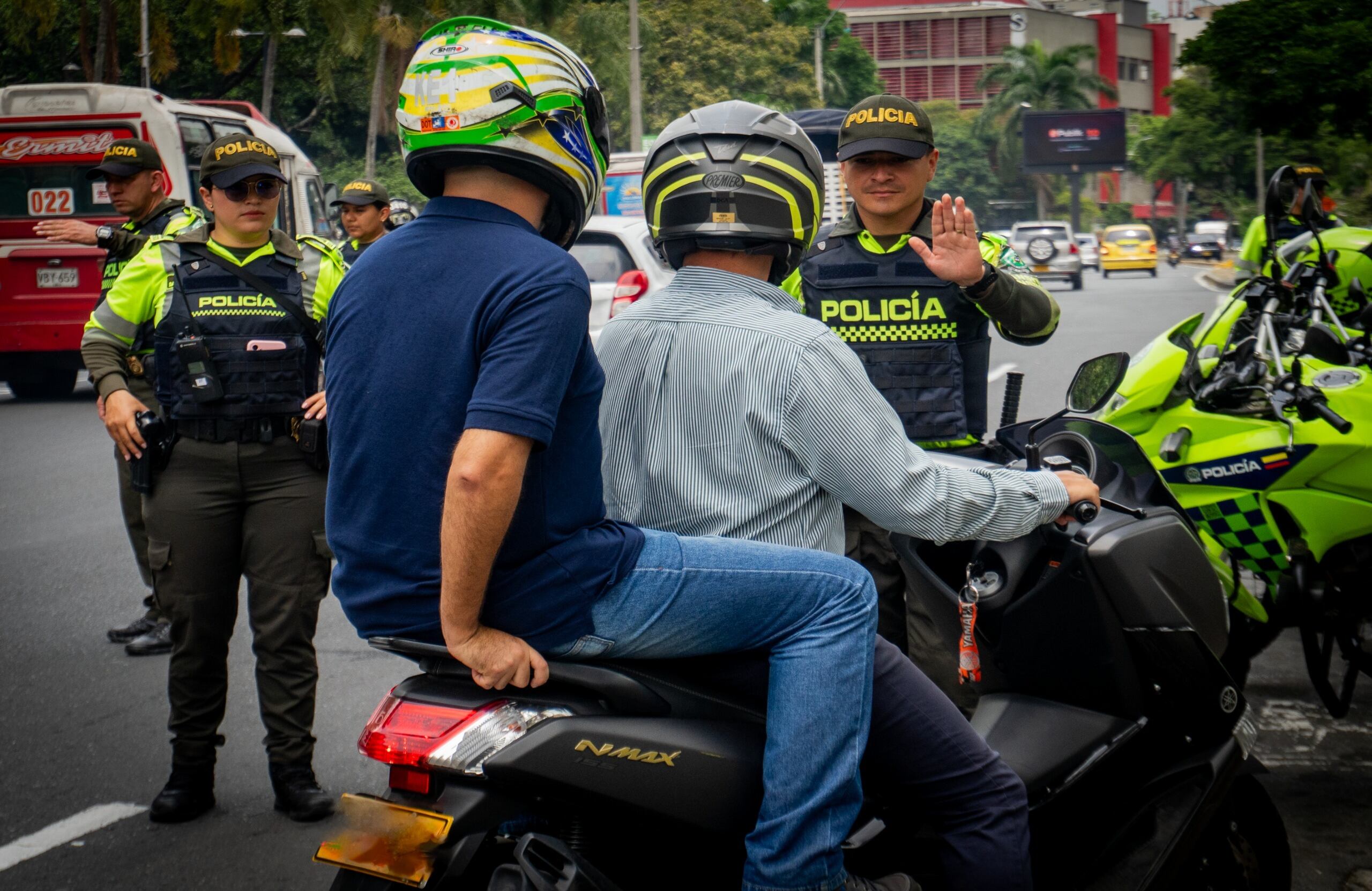 La restricción aplica para acompañantes hombres cuya edad sea igual o mayor a los 14 años.